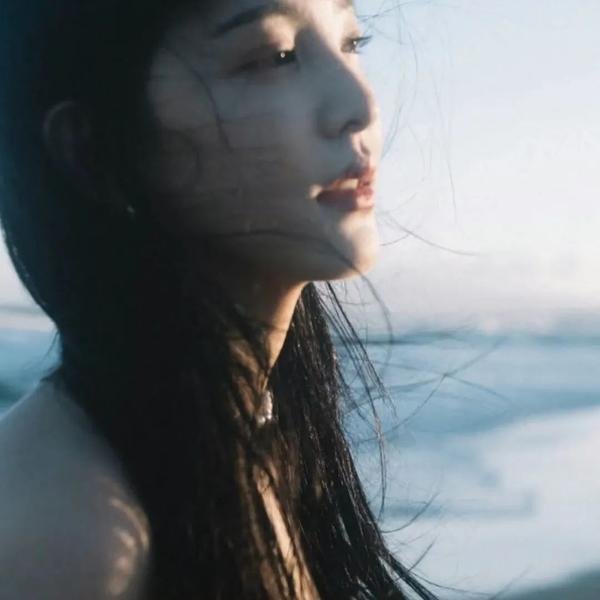 蓝色江流淌